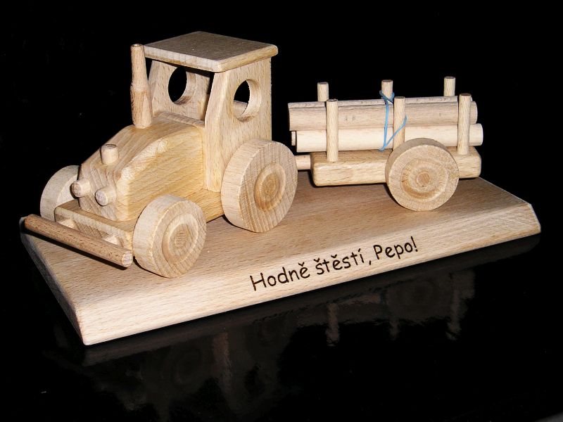 Zemědělský traktor s vlečkou, dřevěné dárky pro štěstí k narozeninám model suvenýr