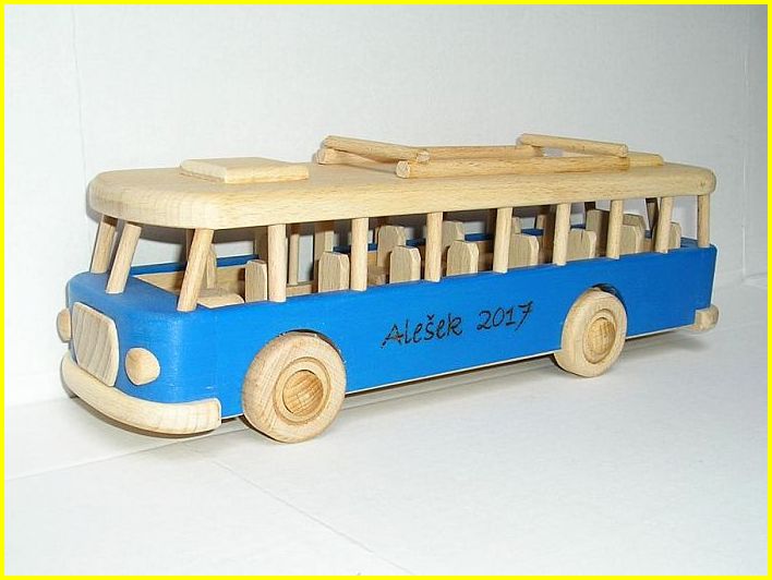 Dřevěný autobus pro děti – tradiční hračka české výrob