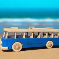 Dřevěný modrý autobus k narozeninám