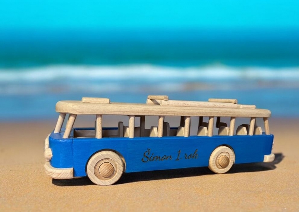 Dřevěný modrý autobus k narozeninám