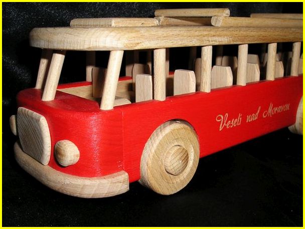 Dřevěný autobus lux – originální model vhodný jako dárek