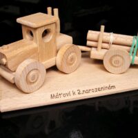 Lesní traktor dřevěná dárek pro muže lesníka traktoristu k narozeninám do penze