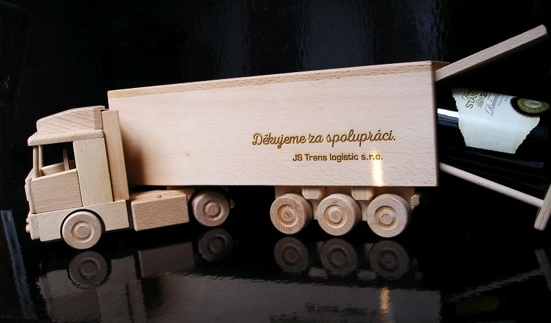 dřevěný dárek pro řidiče kamionu js trans logistic