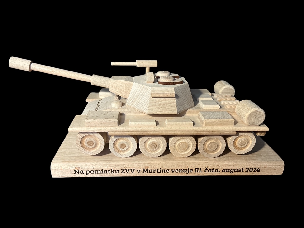 Model dřevěného vojenského tanku ze dřeva dárek pro vojáka řidiče