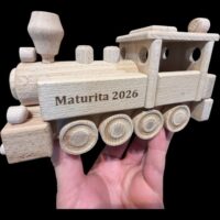 Dřevěná lokomotivy jako dárek k maturitě s personalzací