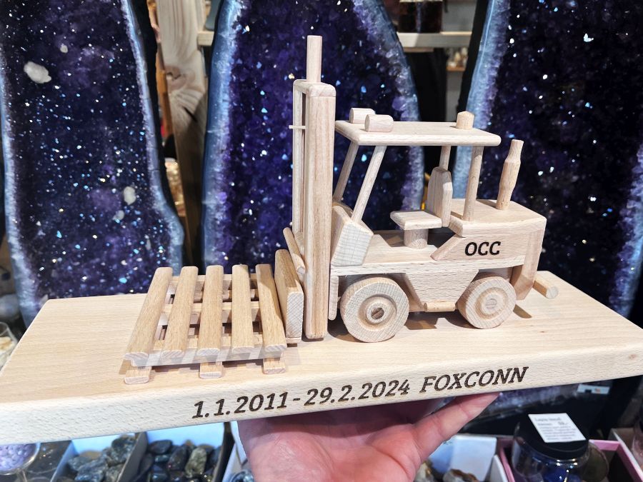 foxconn vysokozdvižné vozíky dřevěné dárky a hračky důchod