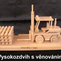 Vysokozdvižný skladový vozík ze dřeva v dárkovém provední s možností gravírování textu věnování pro zaměstnance, do penze důchodu