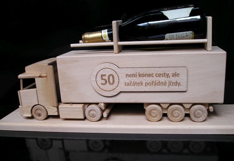 Dřevěný truck kamion k 50 narozeninám dárek pro řidiče