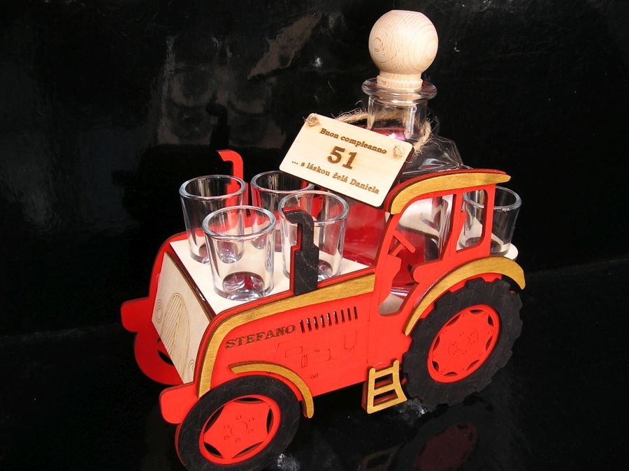 originální dárek pro traktoristu láhve s panáky červený traktor