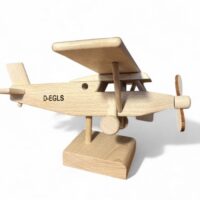 Dřevěný model letadla Pilatus k narozeninám