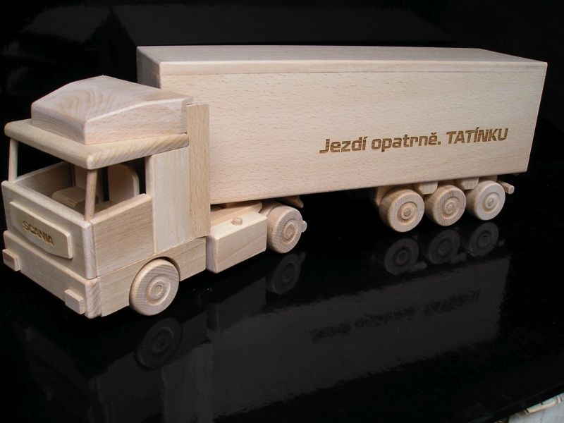 dřevěný dárek pro řidiče kamionu pro tatínka k narozeninám Kamion