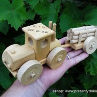 Traktor dřevěná hračka