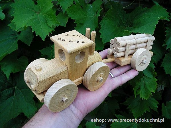 Traktor dřevěná hračka