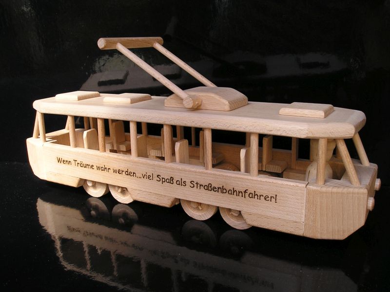 Dřevěná tramvaj – elektrický pouliční vůz jako originální dárek