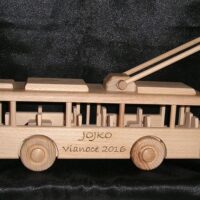 Dřevěný model trolejbusu – originální dárek pro sběratele MHD