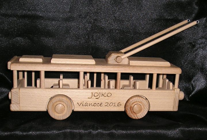 Dřevěný model trolejbusu – originální dárek pro sběratele MHD