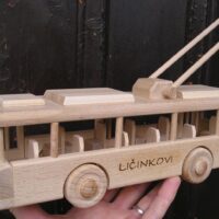 Trolejbus dřevěný jedinečný dopravní prostředek jako dekorace