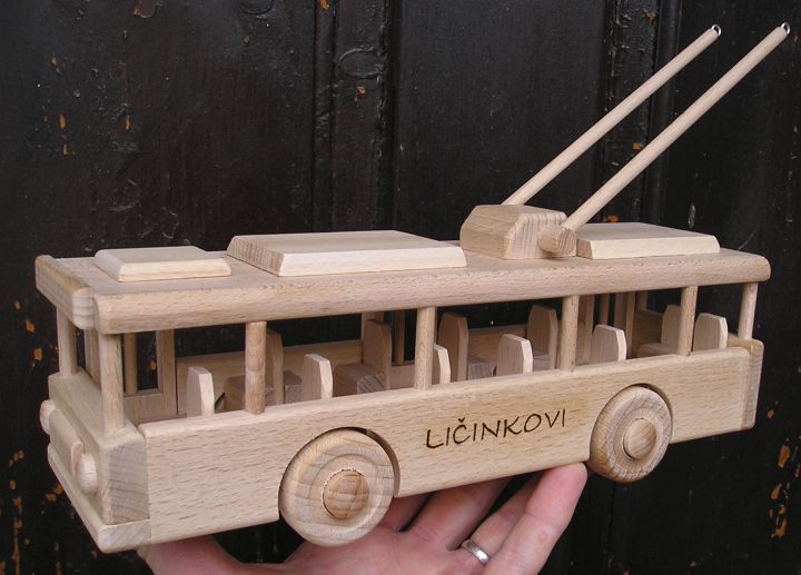 Trolejbus dřevěný jedinečný dopravní prostředek jako dekorace