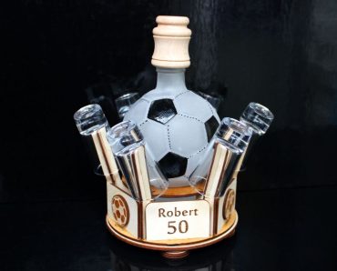 Dárek pro fotbalistu k 50. narozeninám - láhev a panáky