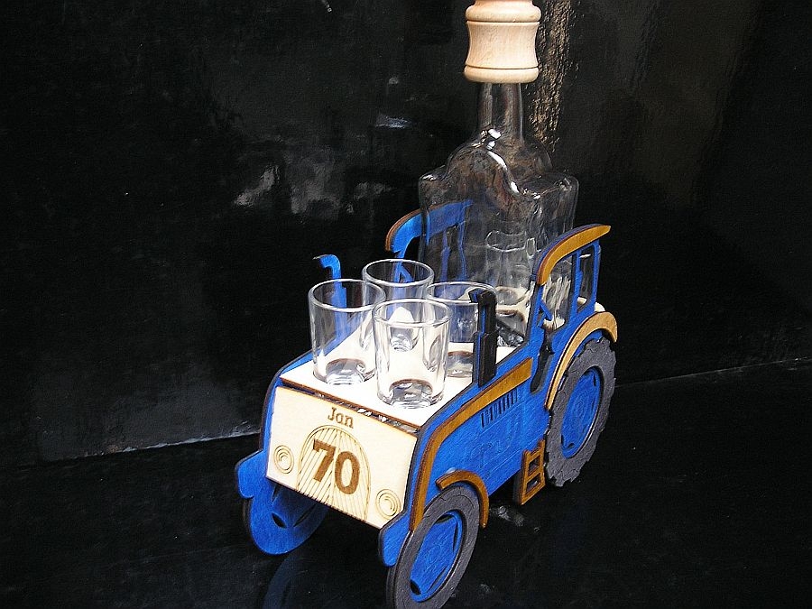 Model traktoru a láhev k 70 narozeninám