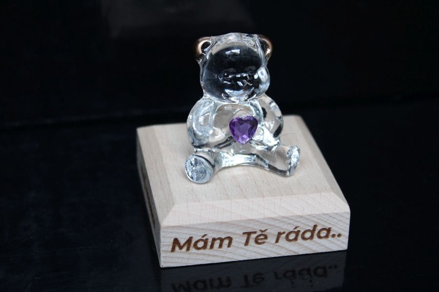 Skleněný medvěd dárek figurka srdíčko soška figurka
