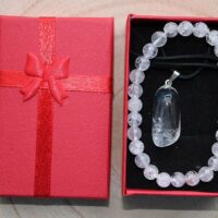 Náramek z praskaného křišťálu 6 mm, 19 cm, přívěsek na kožené šňůrce