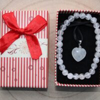 Náramek z praskaného křišťálu 6 mm s přívěskem srdce, 19 cm