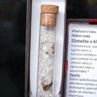 Pití krystalové vody křištál tygří oko
