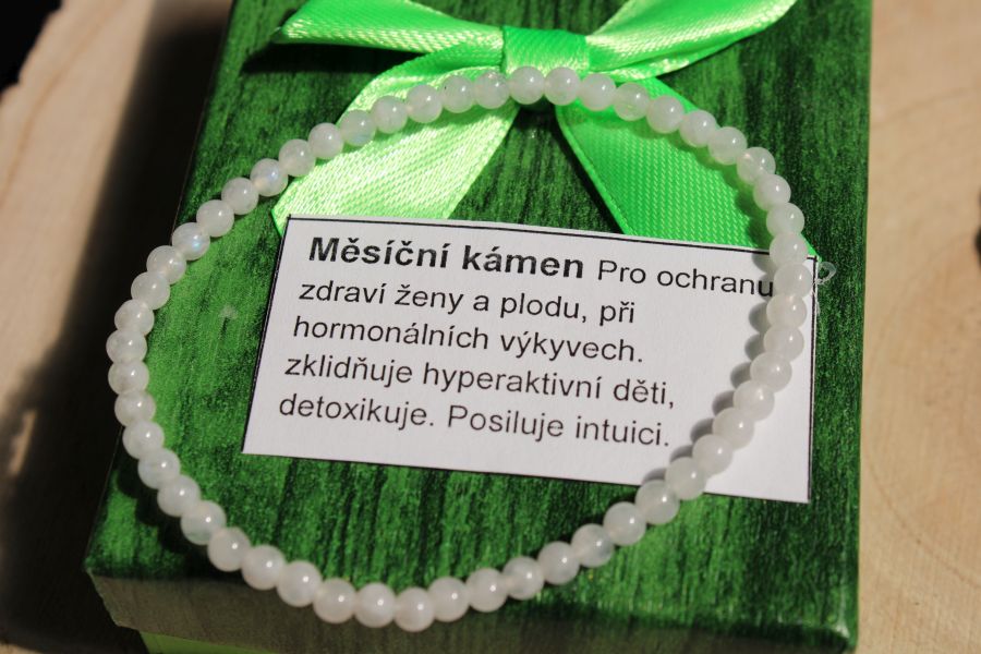 Měsíční kámen bílý náramekz minerálů a kamenů