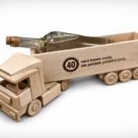 Model kamionu s láhví k narozeninám pro řidiče trucku