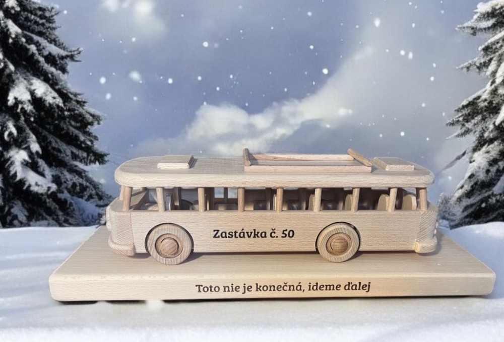Dřevěný autobus jako dárek pro šoféra