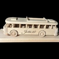 Co dát autobusákovy jako dárek k narozeninám? Model autobusu ze dřeva personalizovaný typ.