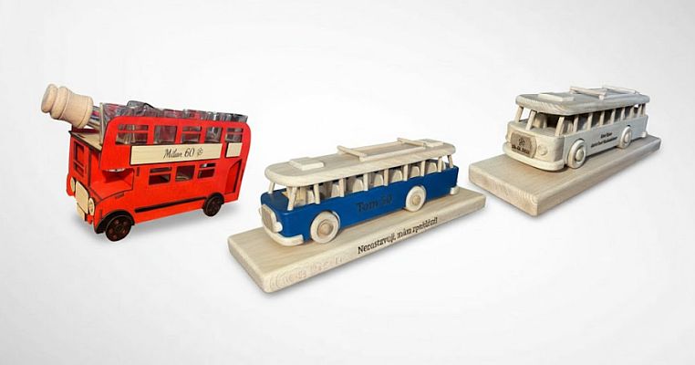 Autobusové dřevěné dárky i s láhví