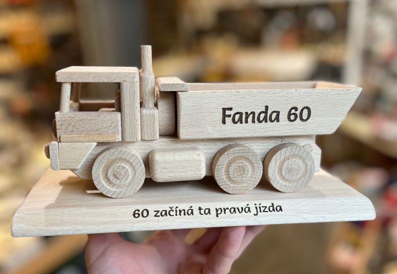 Dřevěný sklápěč jako dárek pro šoféra stavaře