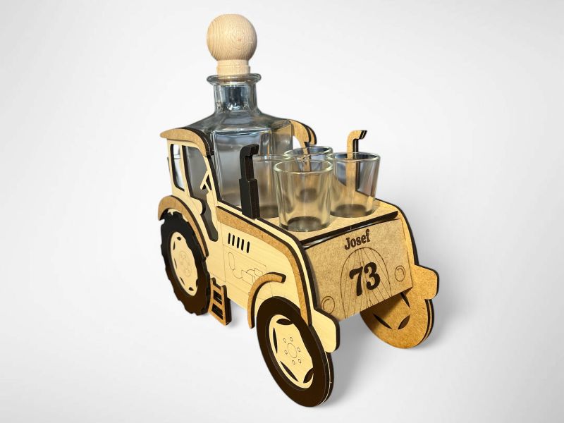 Dřevěný traktor dárek pro zemedelce s gravírováním