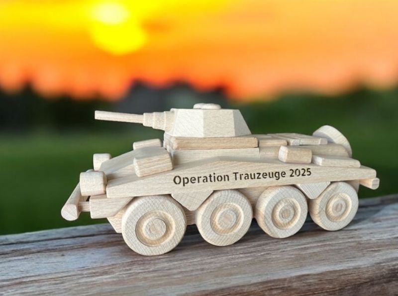 Dřevěný vojenský transportér jako dárek