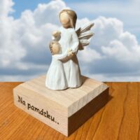 Soška anděla s holčičkou na dřevěné podstavě s personalizací