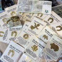 Symboly prosperity jako dárky pro štěstí např. koňská podkovička