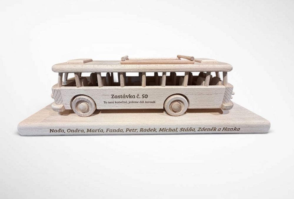 Autobusový dárek ze dřeva, model RTO autobusu s vypáleným textem na přání