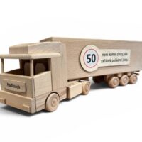 Dřevěný kamion s návěsem model dárku pro kamioňáka s personalizací