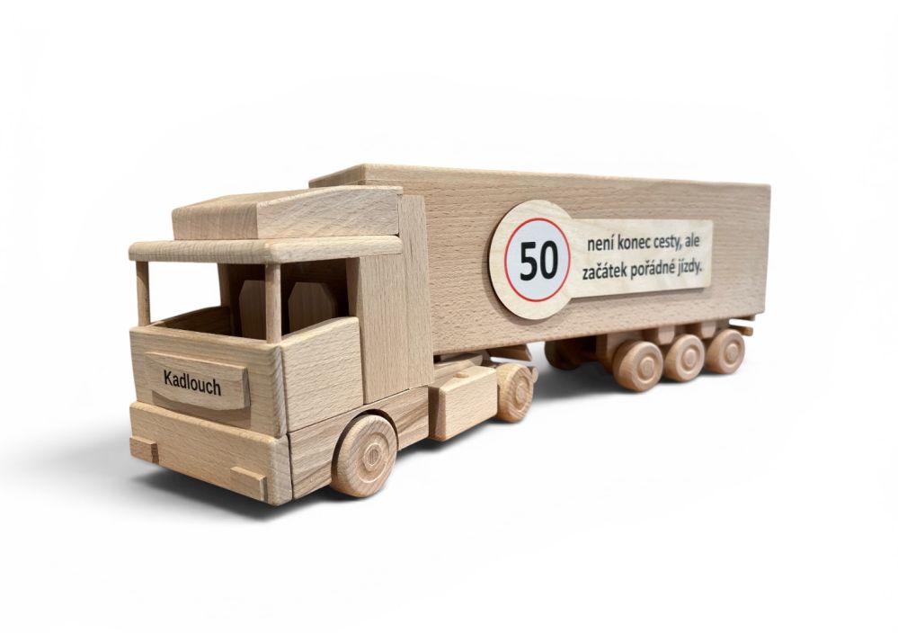 Dřevěný kamion s návěsem model dárku pro kamioňáka s personalizací