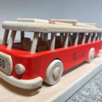 Model červeného autobusu jako dárek pro muže k 50. narozeninám