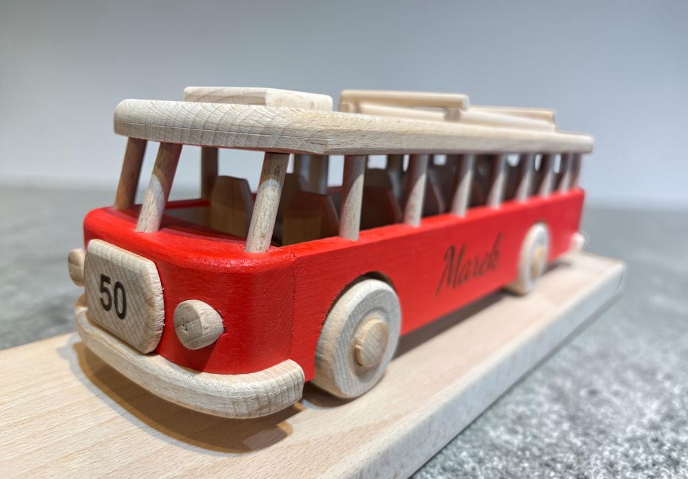Model červeného autobusu jako dárek pro muže k 50. narozeninám