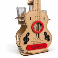 Dřevěný model kytary z lahví 0,5 l a šesti panáky a možností personalizace jako dárek pro kytaristu muzika