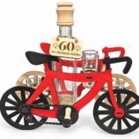 Dárek pro cyklistu k 60. narozeninám – dřevěné kolo s lahví